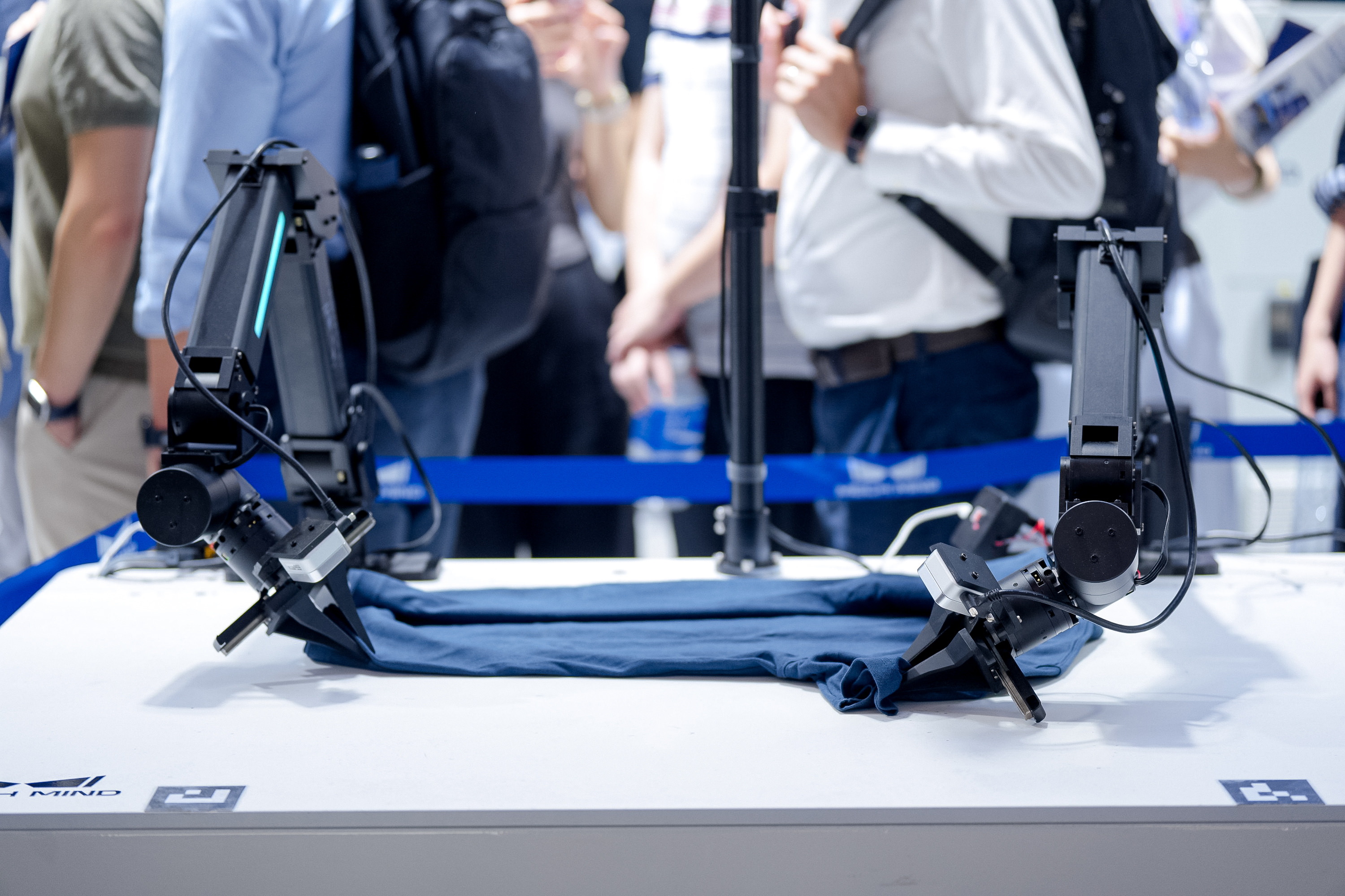 梅卡曼德具深智能“眼腦手”WAIC2025現(xiàn)場(chǎng)任務(wù)演示-雙臂機(jī)器人自主疊衣