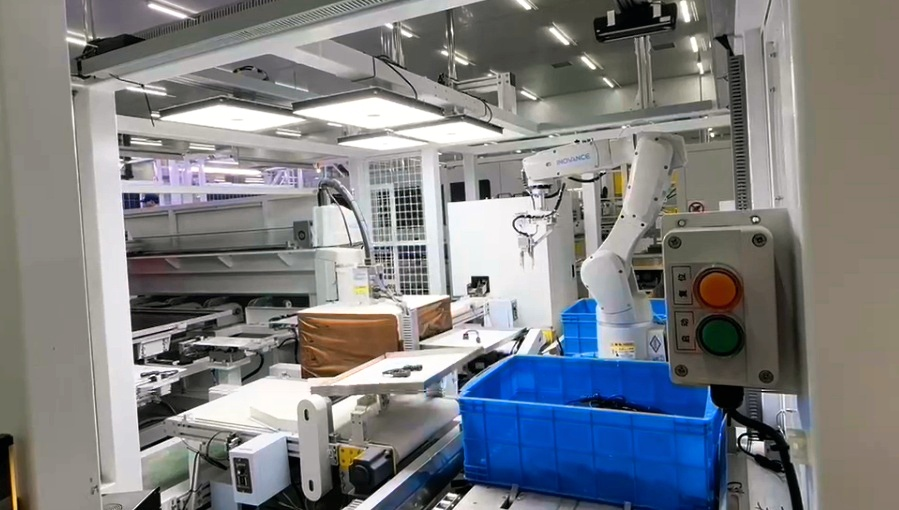 AI視覺引導光伏接線盒上料 | 某大型光伏企業