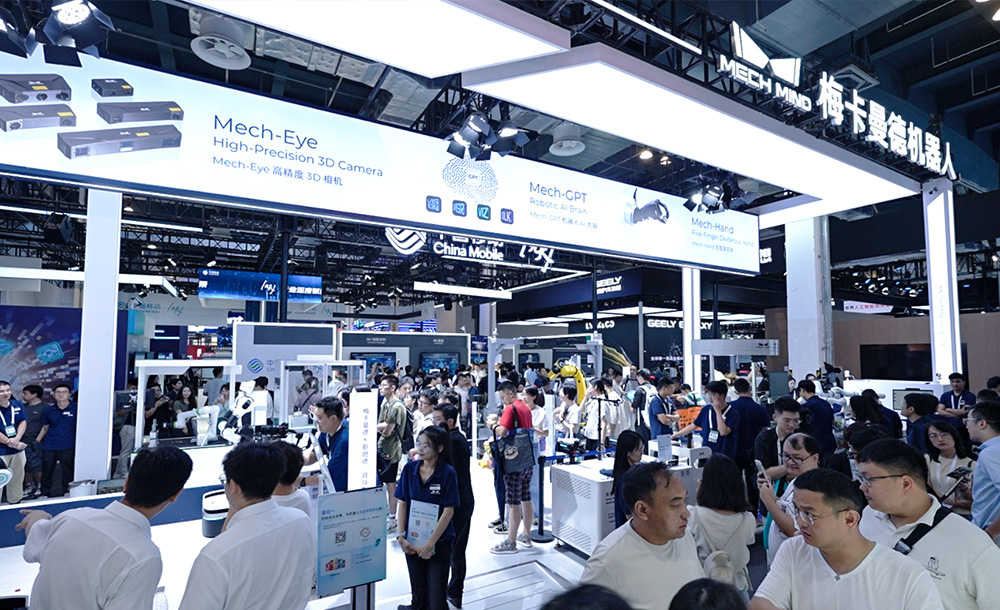 WAIC 2025 | 雙臂機(jī)器人疊衣、人形機(jī)器人取貨、海量種類物體操作，梅卡曼德全景展示具身智能“眼腦手”能力