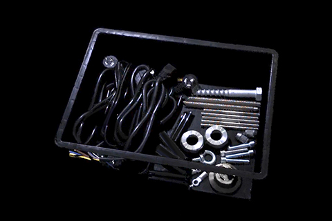 黑色線纜及高反光金屬件